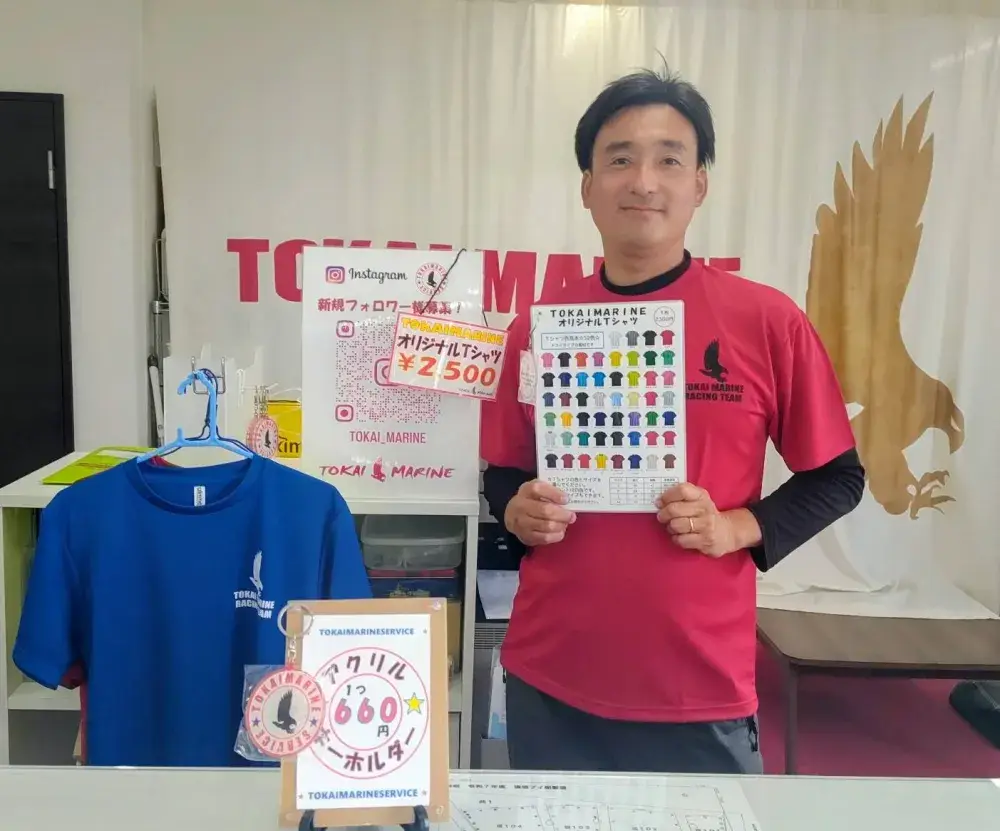 Tシャツ紹介している弊社代表