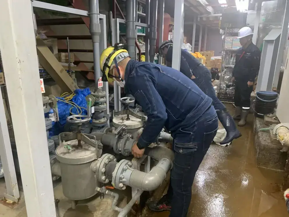 機械室は少し暑くて夜勤もあります。